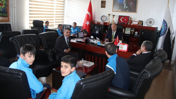 Tatvan İMKB YBO öğrencileri, Yıldız Kız Masa Tenisi Takımı, Sayın İl Milli Eğitim Müdürümüz Mehmet Emin KORKMAZ´ı makamında ziyaret etti.