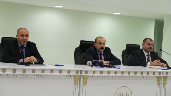 Bitlis Valiliği Konferans Salonunda Okul Güvenliği, Okul Servisleri, Uyuşturucu ile Mücadele Konulu Toplantı gerçekleştirmiştir.