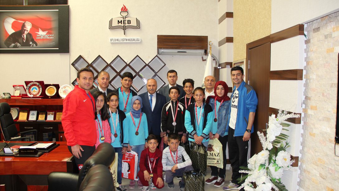 Spor Yarışmalarında Dereceye Giren Öğrencilerimiz İl Milli Eğitim Müdürümüz Sayın Mehmet Emin Korkmaz'ı Ziyaret Ettiler