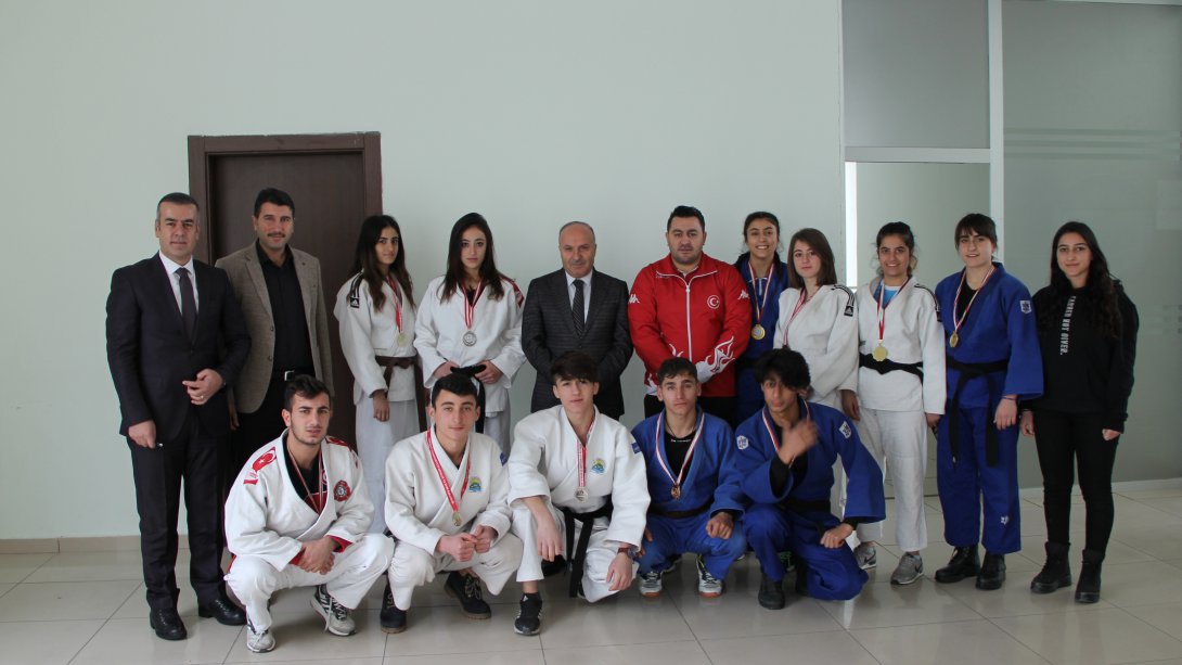 Okul Sporları Judo Şampiyonasında Dereceye Giren Öğrencilerimiz İl Milli Eğitim Müdürümüz M. Emin Korkmaz'ı Ziyaret Ettiler