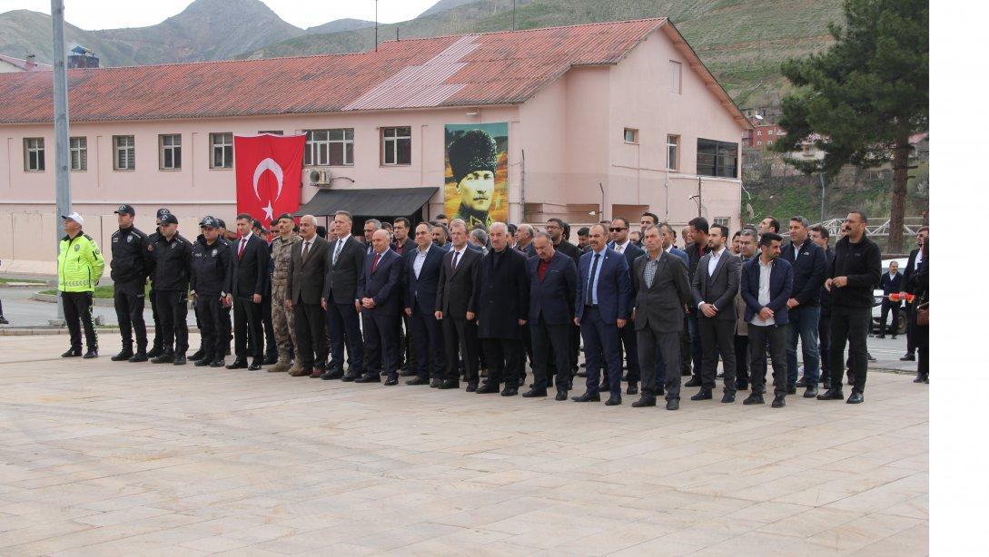 Bitlis'te 23 Nisan Ulusal Egemenlik ve Çocuk Bayramı Çelenk Sunma Töreni Yapıldı