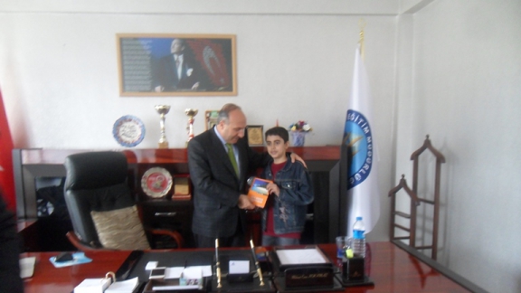 Tatvan Tuğ Ortaokul Öğrencisi Edip Yekta GÜLER yazdığı kitabı il Milli Eğitim Müdürümüz Sayın Mehmet Emin KORKMAZ´a taktim etti.