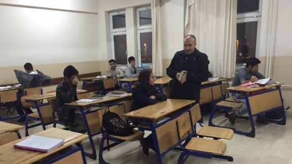 İl Millî Eğitim Müdürümüz Mehmet Emin KORKMAZ´ın Hikmet Kiler Fen Lisesi Öğrencilerini akşam etütü ziyareti.