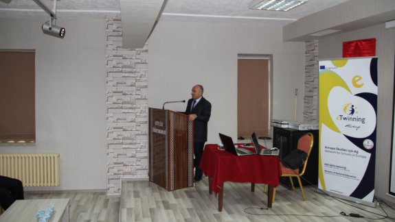 İl Milli Eğitim Müdürü Sayın M. Emin KORKMAZ E-Twinning Açılış Konuşmasını Yaptı.