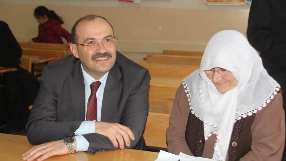 Sayın Valimiz İsmail USTAOĞLU ve İl Milli Eğitim Müdürümüz Mehmet Emin KORKMAZ Okuma Yazma Seferberliği Kurslarını Ziyaretinde bulundular. 
