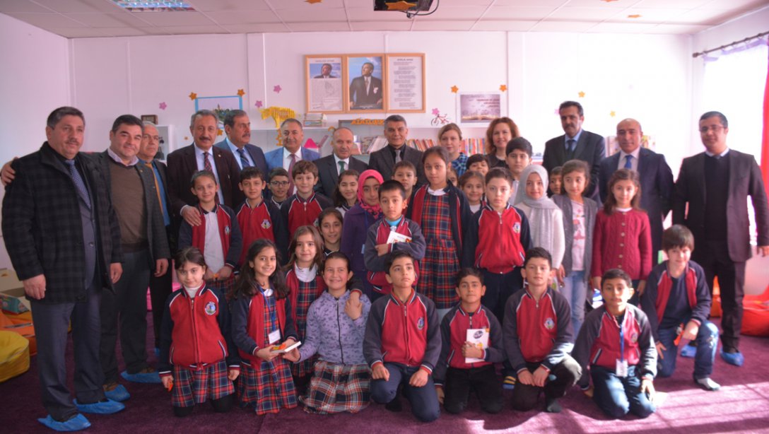 Tatvan Kaymakamımız Sayın M. Ali Özkan ve İl Milli Eğitim Müdürümüz Sayın M. Emin Korkmaz´ın Katılımıyla Tatvan Mehmetçik İlkokulunda Kütüphane Açılışı Yapıldı