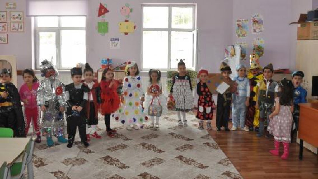 Bitlis Merkez Vilayetler Birliği Anaokulu Öğrencilerimiz Çevre Kirliliğine Vurgu Yapmak Amacıyla Atık Malzemelerden Hazırladıkları Elbiseler ile Defile Düzenledi