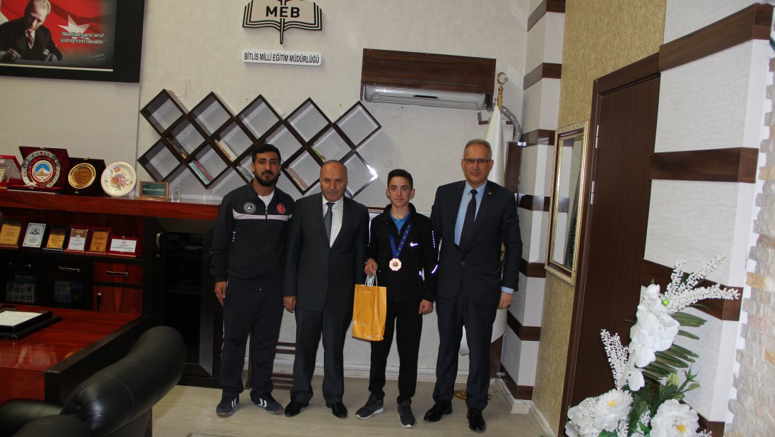 İl Milli Eğitim Müdürümüz Mehmet Emin Korkmaz, Avrupa Wushu Kung-Fu Şampiyonasında Madalya Alan Öğrencimize Ödül Verdi