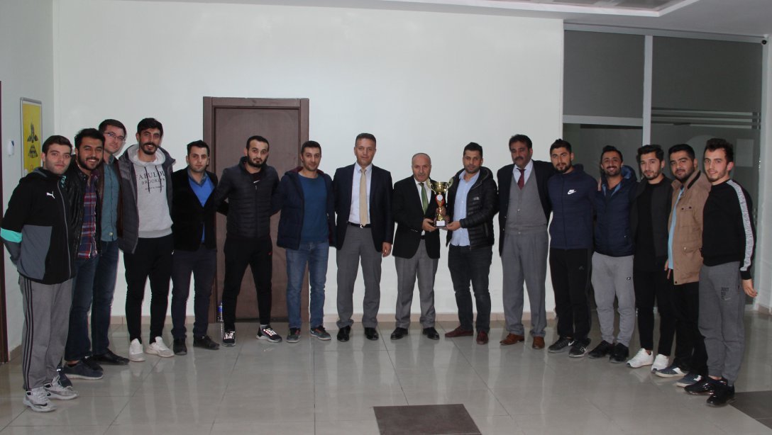 Öğretmenler Kupası Futsal Bölge Birincisi Takımımız İl Milli Eğitim Müdürümüzü Ziyaret Etti