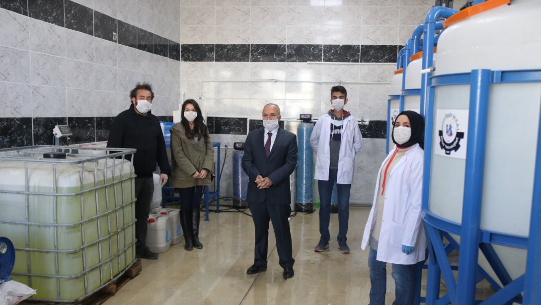 Cemil Özgür Mesleki ve Teknik Anadolu Lisesi Kimya Atölyesinde Günlük 6 Tonluk Kapasite ile Dezenfektan Üretimine Başladı