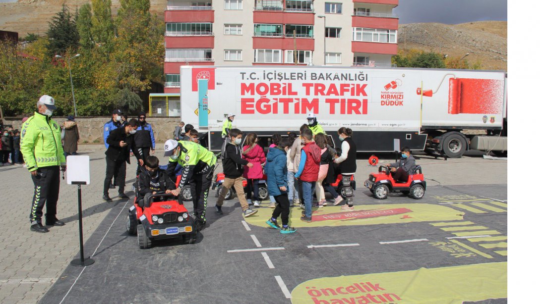 Mobil Trafik Eğitim Tırı Bitlis'te 