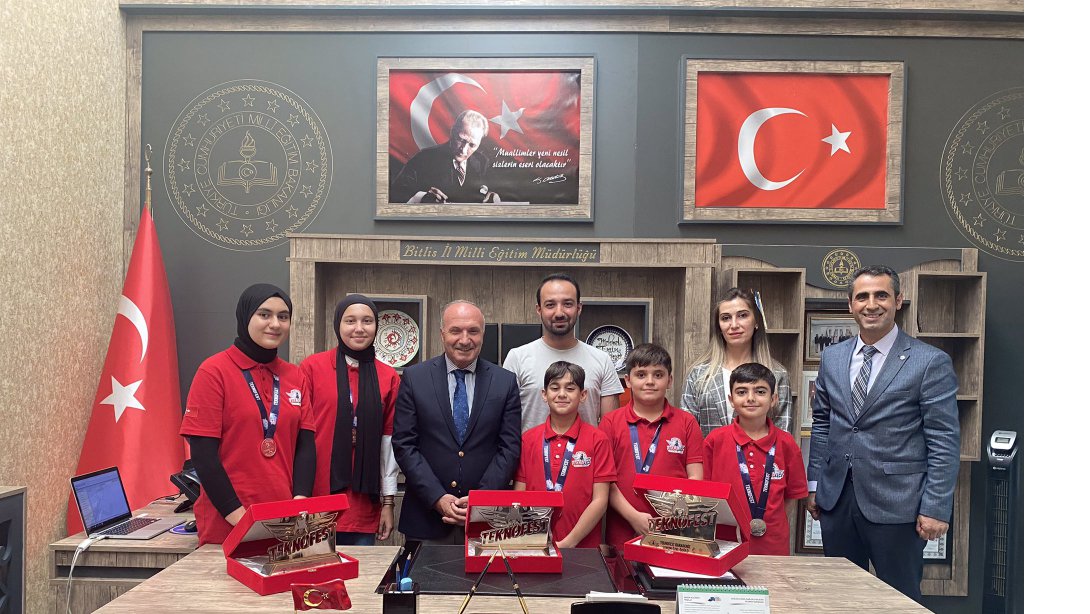İl Milli Eğitim Müdürümüz Sayın Mehmet Emin KORKMAZ , Teknofest'te dereceye giren öğrencilerimiz ile danışman öğretmenlerimizi makamında kabul etti.