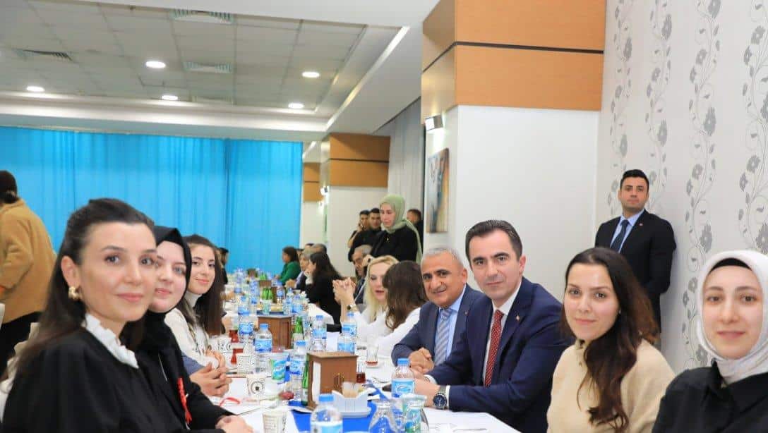 Bitlis'te 24 Kasım Öğretmenler Günü, Sayın Vali Ahmet Karakaya'nın teşrifleriyle düzenlenen akşam yemeğinde kutlandı.