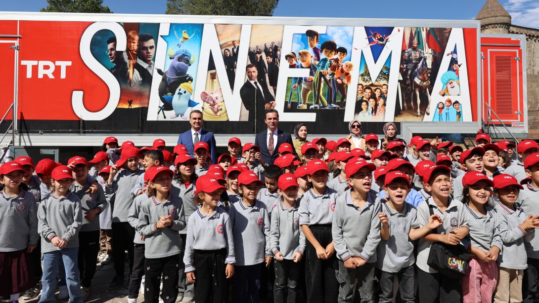 TRT Sinema Tırı Bitlis'te Minik Yüreklerle Buluştu